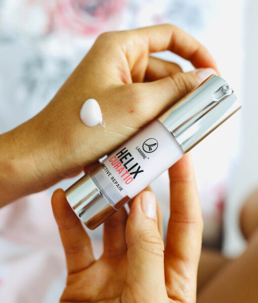 Serul HELIX CURATIO este un produs revolutionar, unisex, creat pe baza de extract din secretie de melc. Acest ser este destinat ingrijirii tuturor tipurilor de ten, insa in mod special tenului matur, obosit, stresat, deshidratat, acneic, respectiv tenului care prezinta semne de imbatranire prematura.